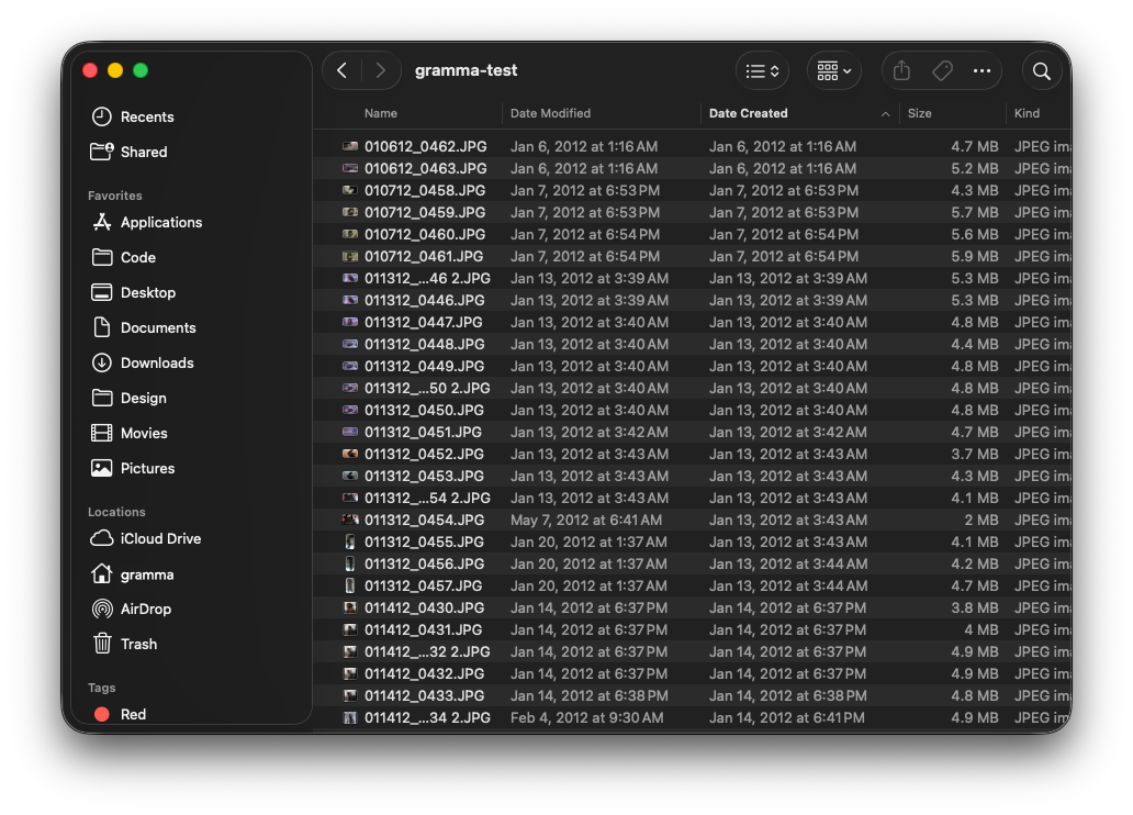 Finder window showing thousands of unsorted photos in a single folder